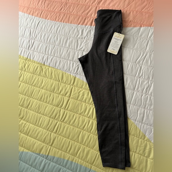 Fabletics Women’s High Waisted Side Pockets 7/8 Leggings Gray Size Medium NWT - Picture 5 of 5